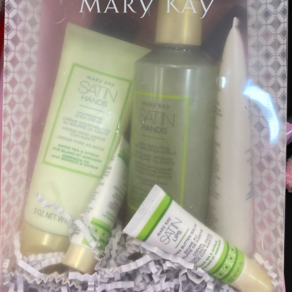 5 Pc Set Satin through the Snow Gift Set - Picture 9 of 9